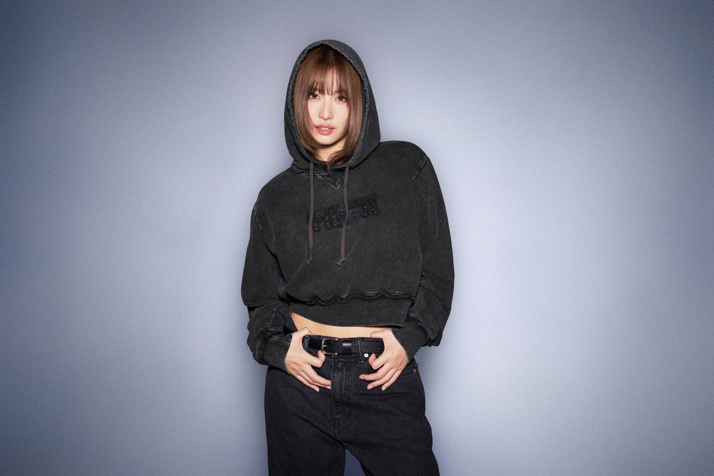 TWICE Momo 著用 Onitsuka Tiger DENIVITA 秋冬系列黑灰帽踢套裝