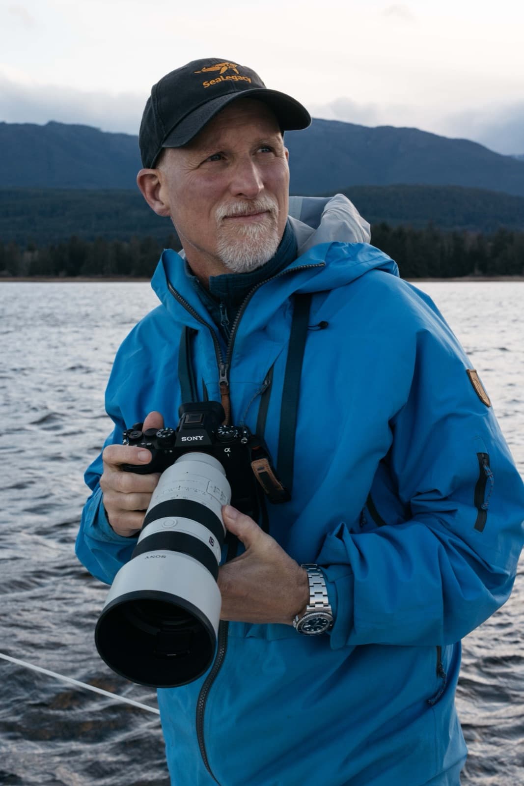 保育攝影師暨勞力士代言人保羅.尼克蘭於溫哥華島深灣(Deep Bay, Vancouver Island)乘船拍攝相片。尼克蘭表示:「與動物相伴,對我來說是一種真實且動人心弦的體驗。我感到脆弱、謙卑且心懷感恩,希望這本書能帶給大家同樣的感受。」