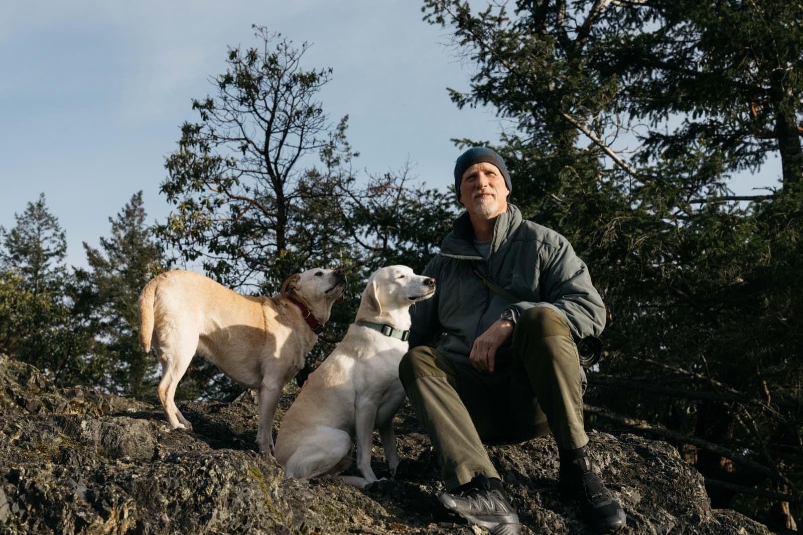 勞力士代言人保羅.尼克蘭與愛犬在溫哥華島諾奇山(Notch Hill, Vancouver Island)。他的新書《敬畏》(Reverence)收錄了 200 張精彩相片。該書將其三十年來的攝影作品薈萃於 344 頁之中,歷時一年多編輯而成。